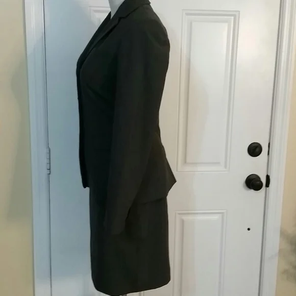 Banana Republic sizes: Jacket 6. Skirt 4 - Picture 5 of 16